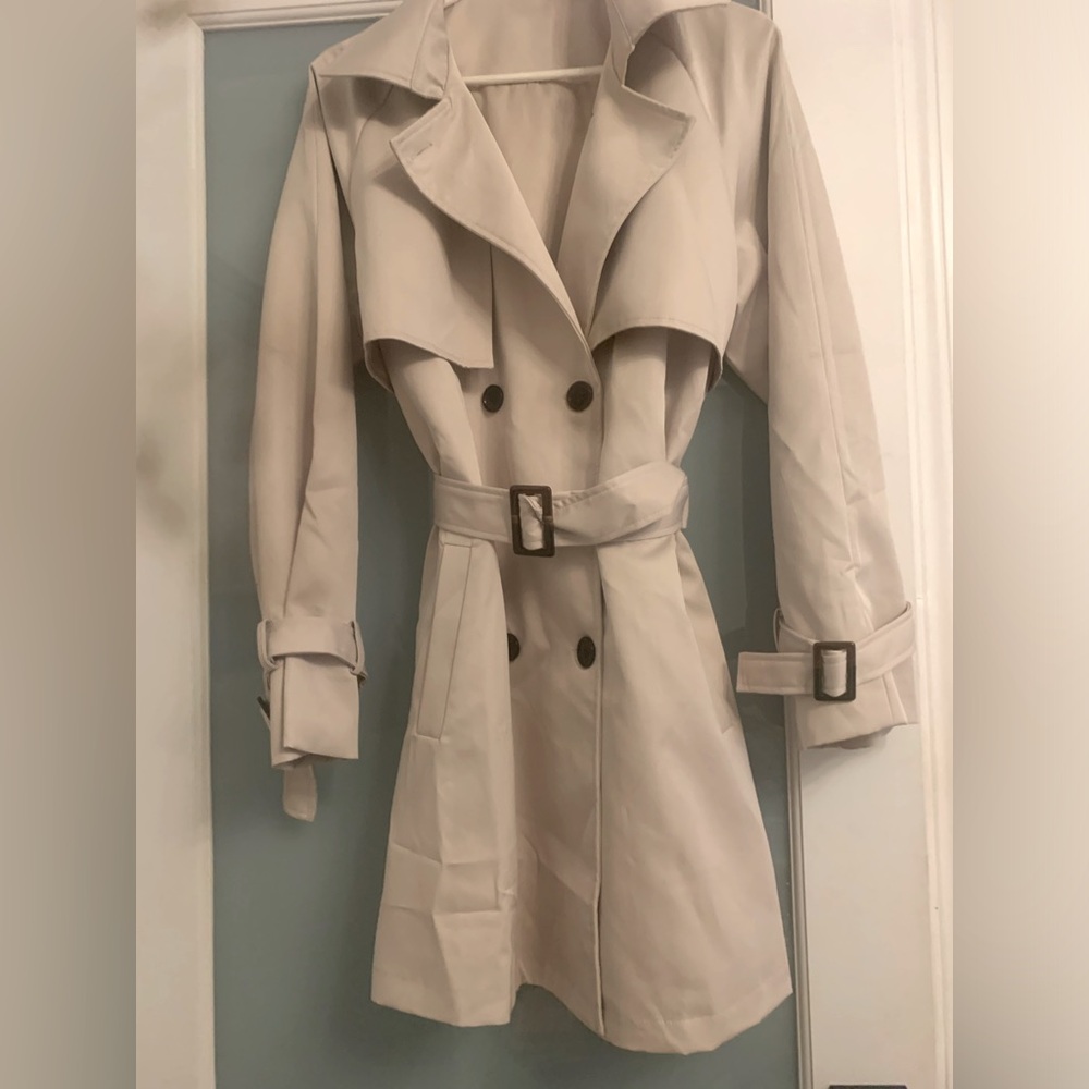 Never worn. Spring belted trench with lapels & belted sleeve detail. Large.